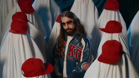 Emre Fel Karşında Bi' Gör Beni